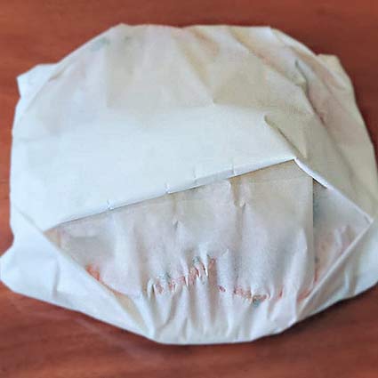pizza individual SIN TACC en papel manteca para hornear